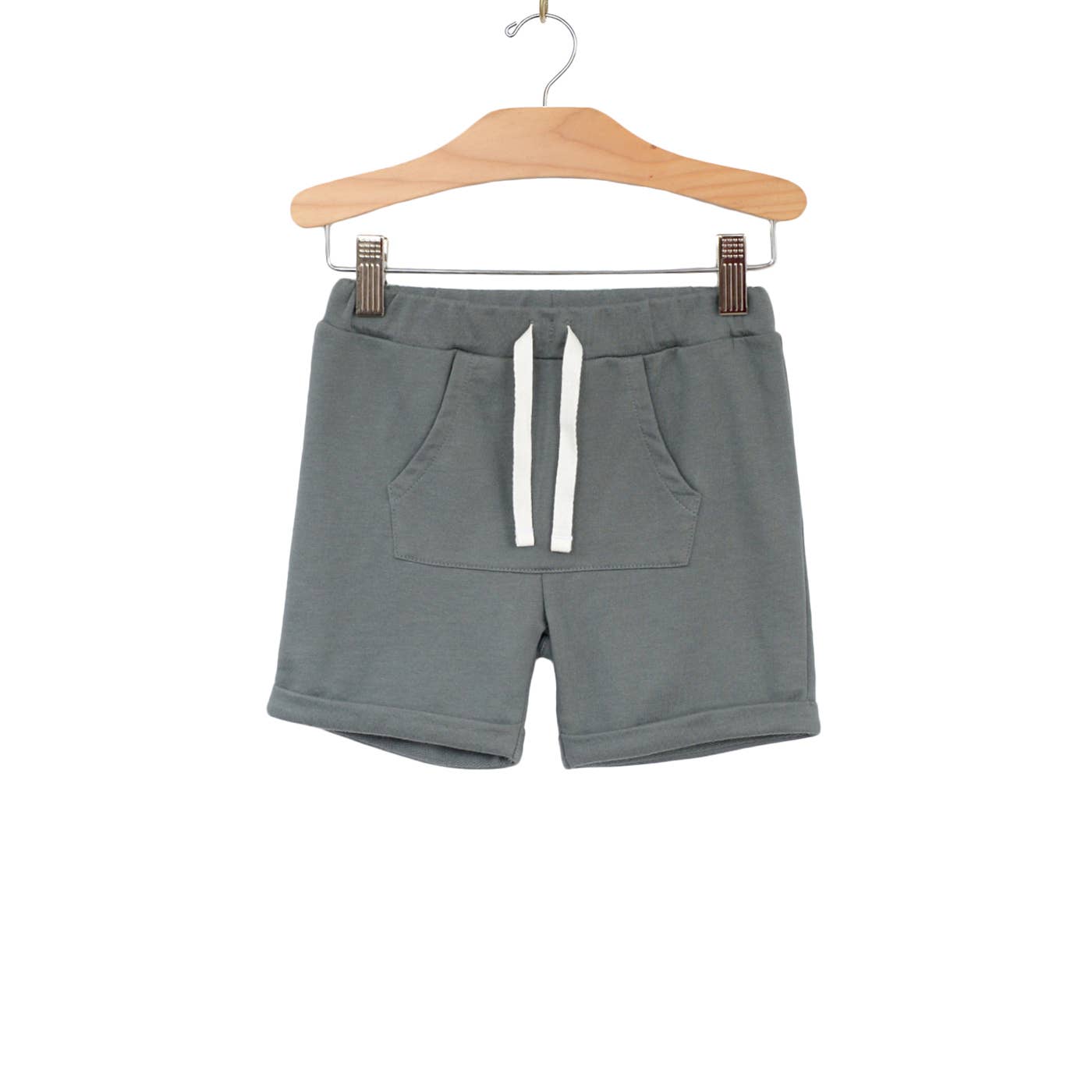 Kangaroo pocket short in the color pond. With an adjustable tie waistband.