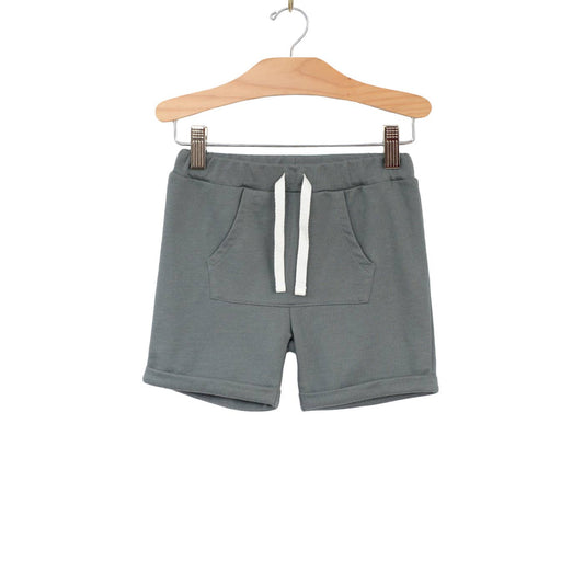 Kangaroo pocket short in the color pond. With an adjustable tie waistband.