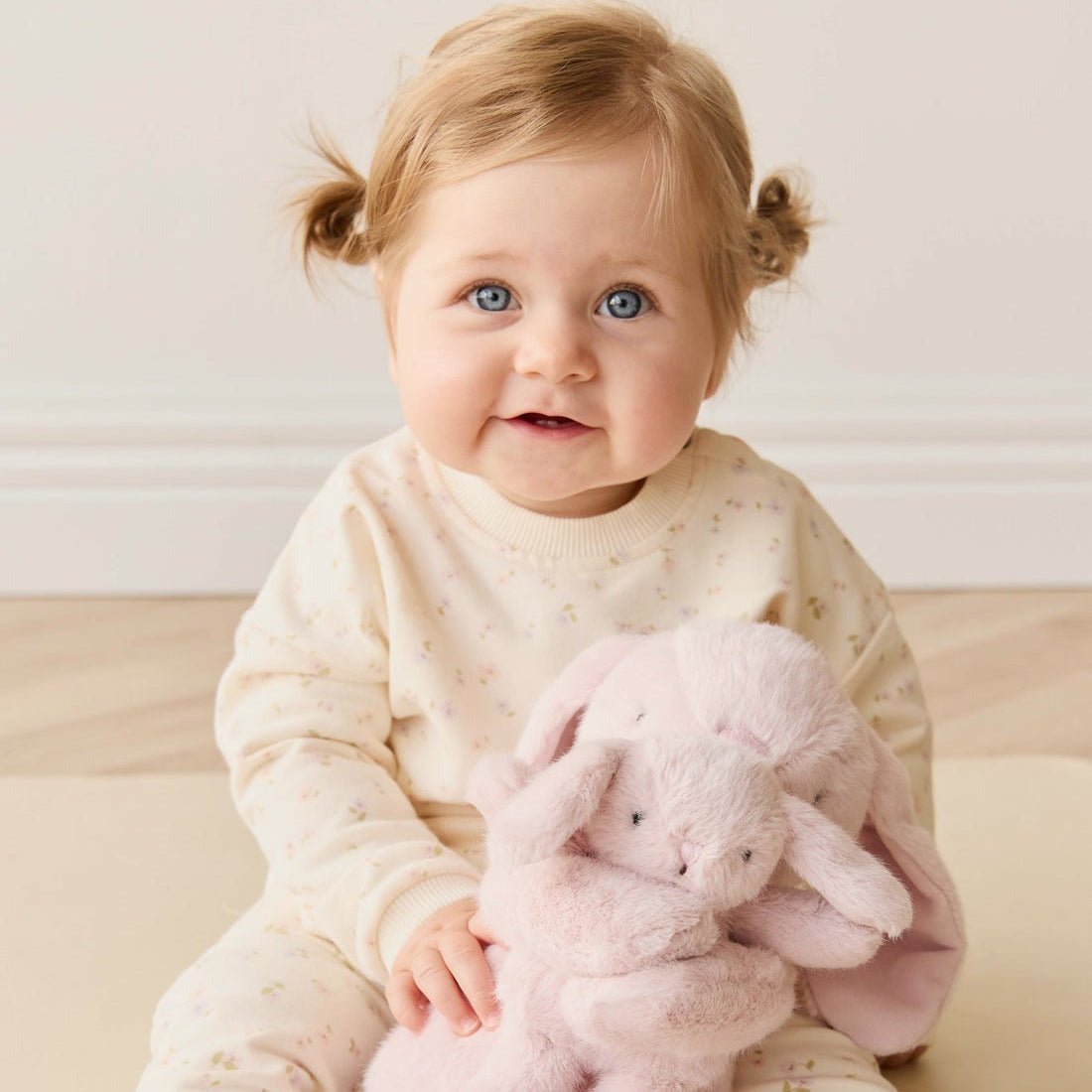 Snuggle Bunnies - Frankie the Hugging Bunny - Blossom - Bossy Beans